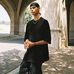 Oversized Boxy Fit Black T-Shirt Streetwear Look Man wearing oversized black t-shirt in urban streetwear style, showcasing 2025 oversized t-shirt trend