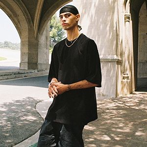 Oversized Boxy Fit Black T-Shirt Streetwear Look Man wearing oversized black t-shirt in urban streetwear style, showcasing 2025 oversized t-shirt trend